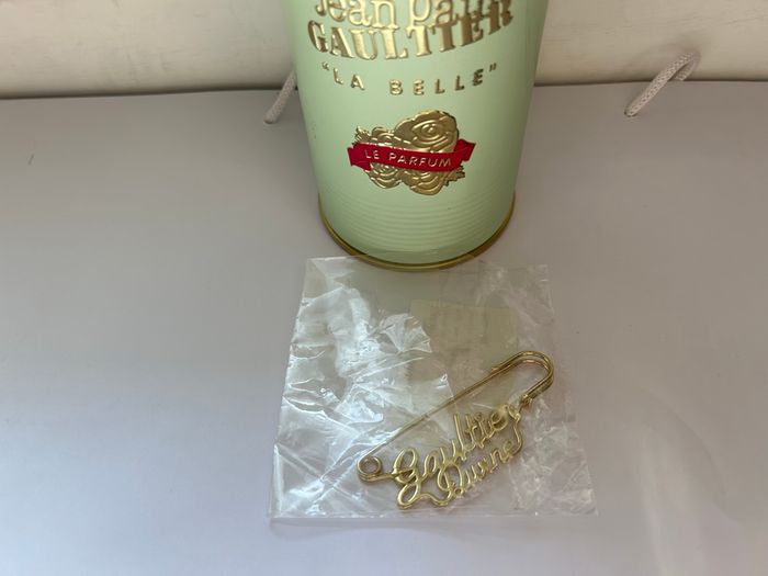 Broche pin’s Jean Paul Gaultier Divine neuve - photo numéro 3