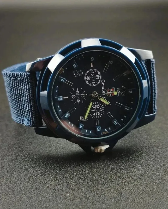 Montre bleue, légère, type scratch - photo numéro 2