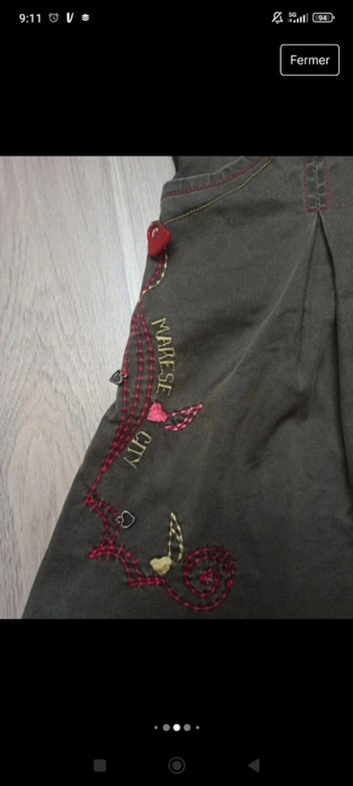 t-shirt rouge avec styliste et jupe plissée kaki broderie et breloques, jolis détails Marèse 10 ans - photo numéro 5