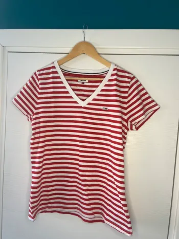 🔹 T-shirt Rayé Rouge & Blanc – Tommy Jeans 🔹