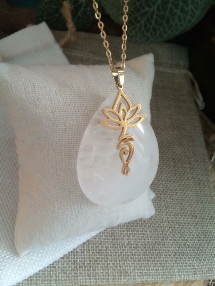 Collier en cristal de quartz et fleur de lotus en acier inoxydable