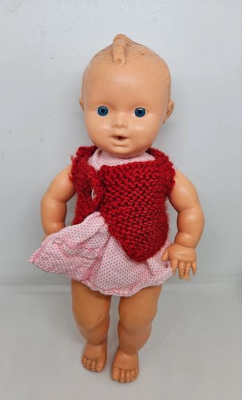 Ancien poupon. 
Hauteur : 23,5cm.