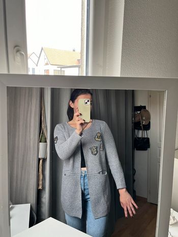 Gilet épais gris à écussons taille M