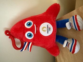 Mascotte Paris 2024 peluche porte clés