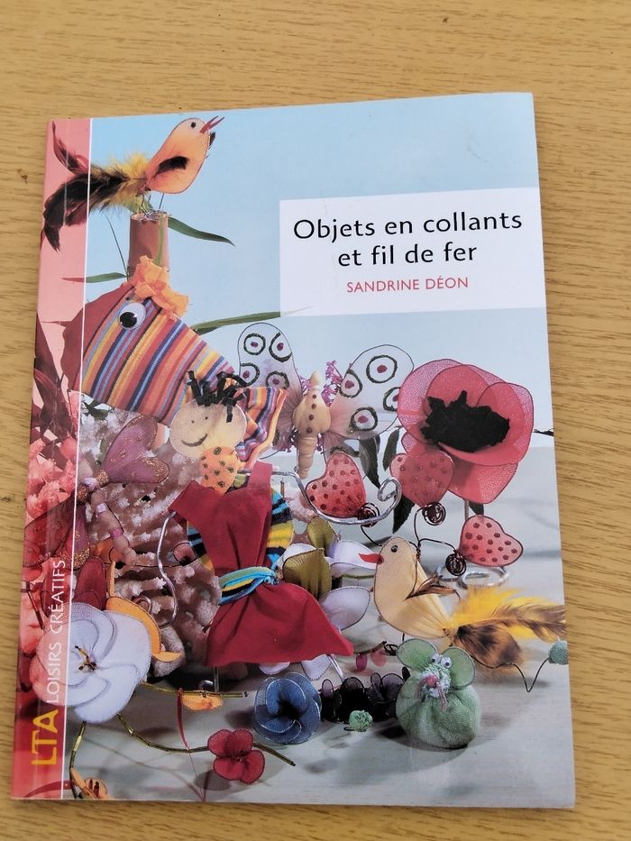 Objets en collants et fil de fer