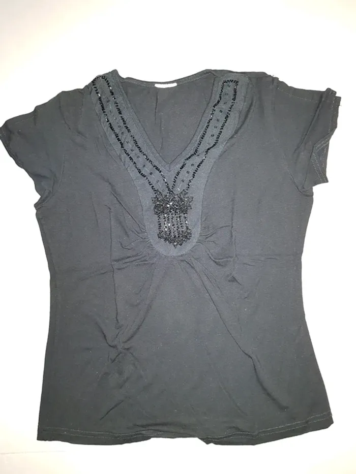 Tee-shirt noir col V - photo numéro 3