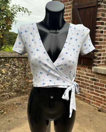 💙 Crop top cache-cœur fleuri bleu ciel – Jennyfer – Taille 36