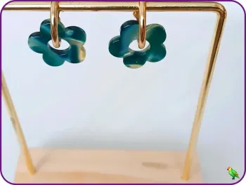 Boucles d’oreilles fleurs en résine – anneaux dorés