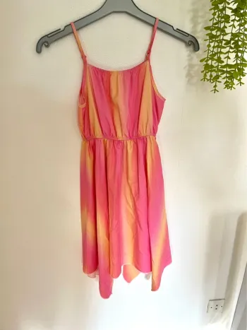 Très jolie robe à bretelle pour petite fille