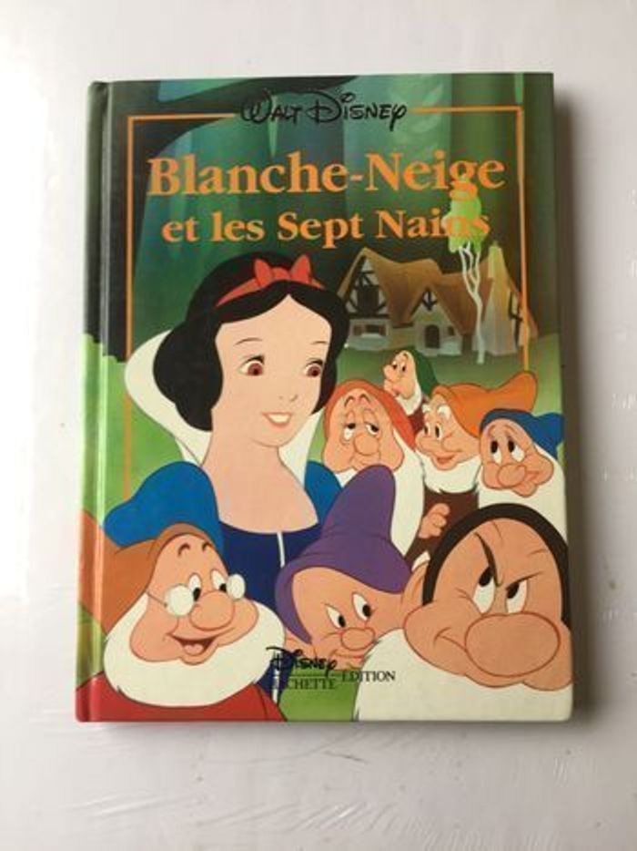 Livre    Blanche Neige et les 7 nains