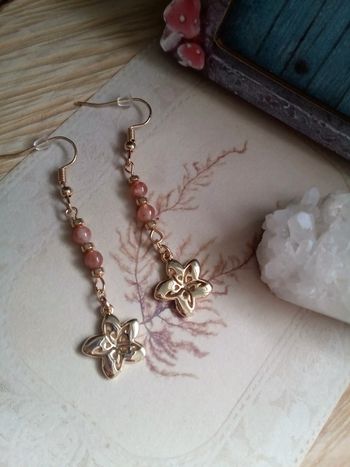 Boucles d'oreilles pierres du soleil et fleurs dorées