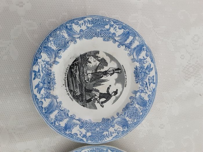 Lot de 2 assiettes vintage en porcelaine opaque marque gien motif proverbes militaire - photo numéro 2