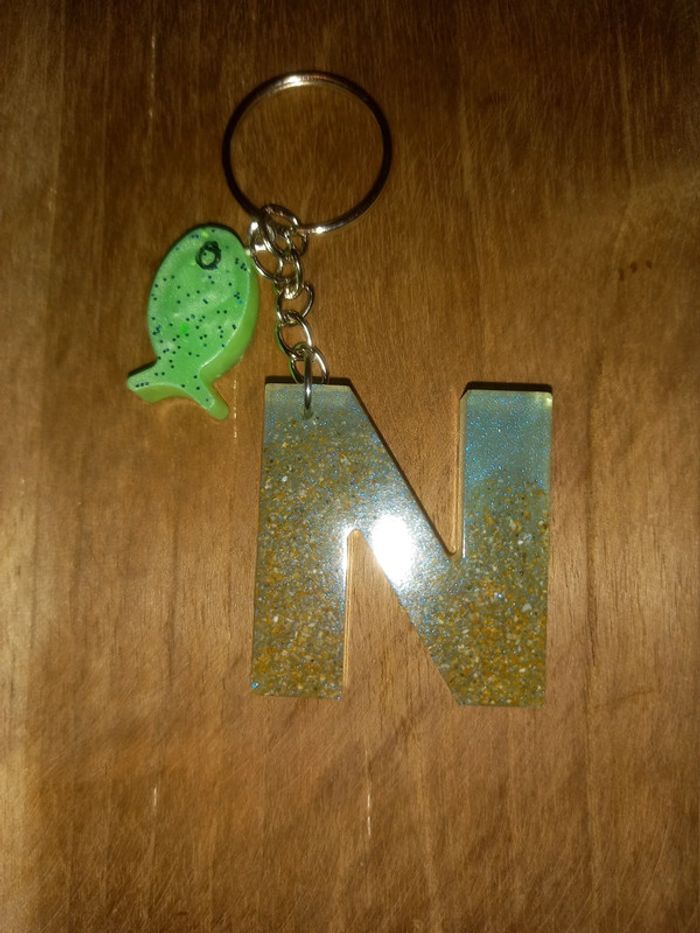 Porte clé lettre N sable et résine epoxy