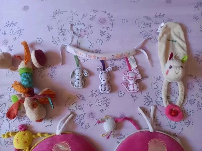 Jouets peluches d'éveil colorés acidulés à suspendre au lit ou à la poussette - photo numéro 5