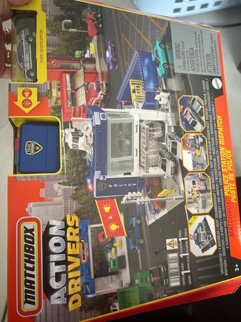 Quoersrti Matchbox Matchbox de police Station de jeu avec 1 hélicoptère Matchbox et 1 voiture de police Matchbox Ford, avec lumières et sons