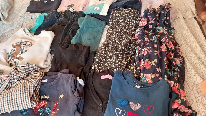 1 lot de 20 vêtements fille 8 ans