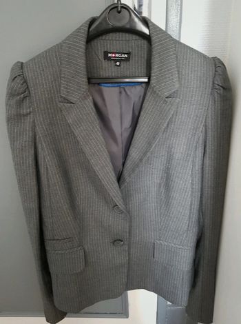 Veste grise à rayures blanches