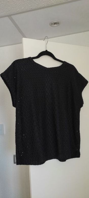 Haut noir à oeillets