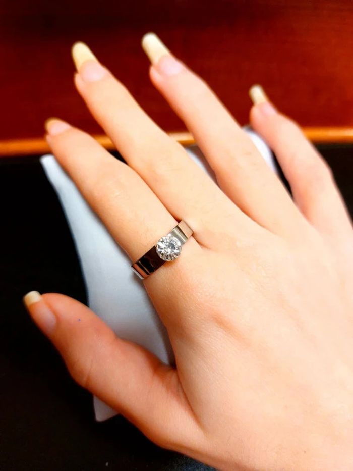 Magnifique bague ajustable alliance solitaire, pierre blanche - photo numéro 2