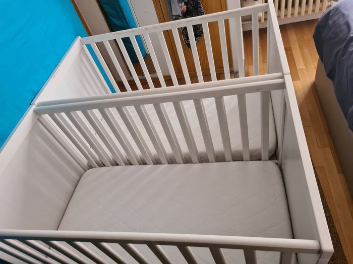 Lit bébé à barreaux Ikea