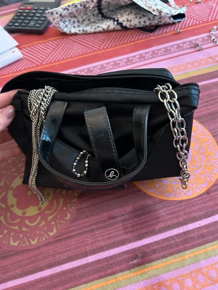 Lot de bijoux divers et sa vanity offerte - photo numéro 8