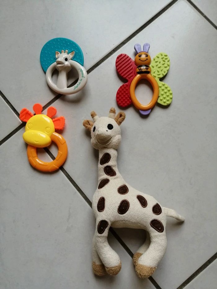 Lot de jouets Sophie la girafe hochet peluche et un Hochet musical et de dentition papillon