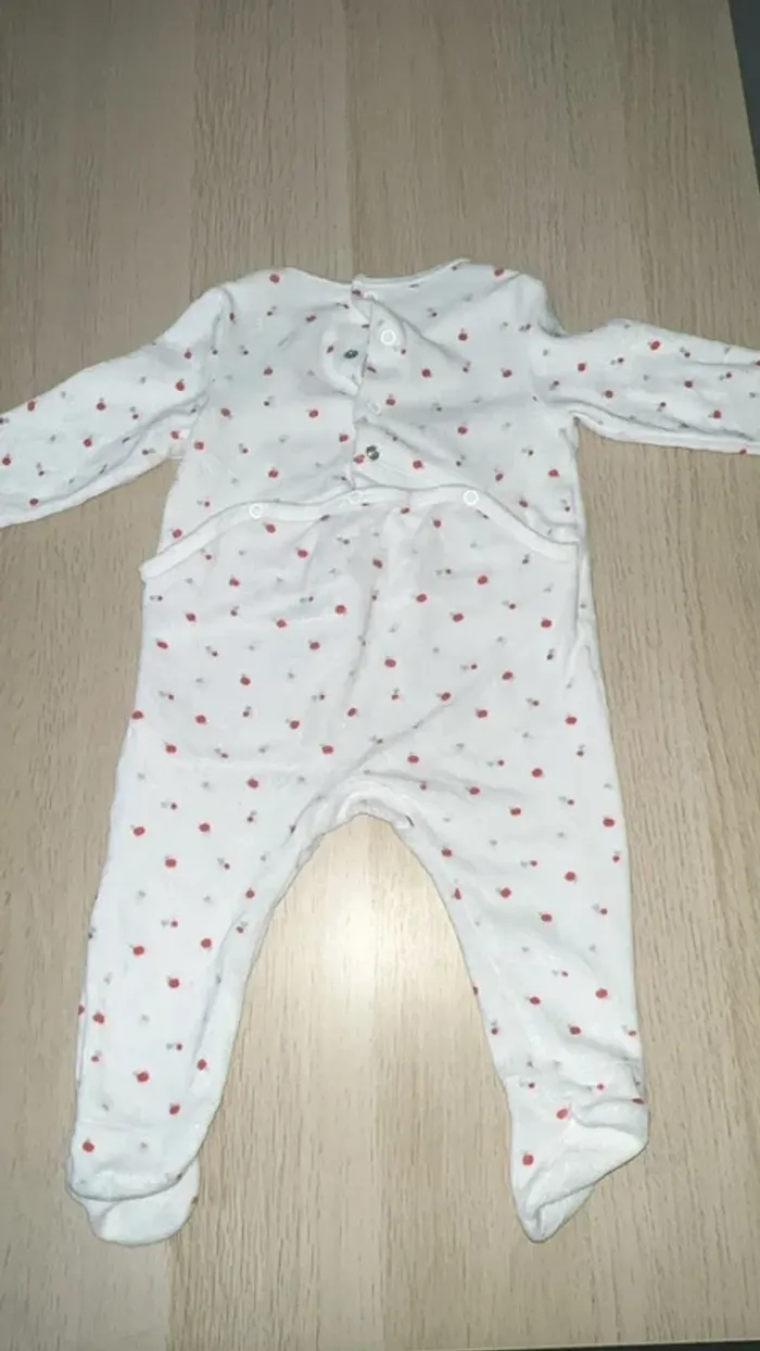 Vend pyjama motif pomme taille 9 mois marque obaibi très bonne état - photo numéro 3