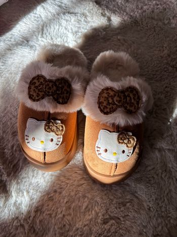 Pantoufle chausson léopard  Hello Kitty