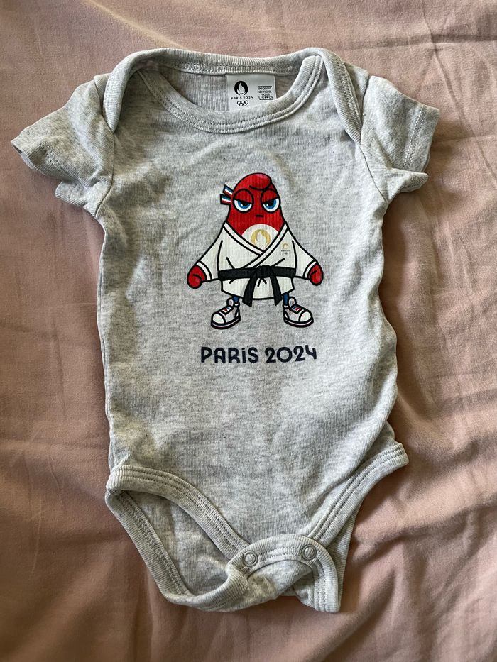 2 bodies manches courtes 3 mois - photo numéro 3