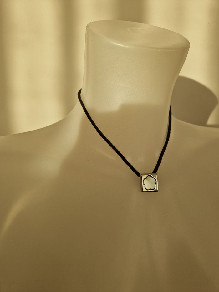 Collier fleur bleu dans un carré argenté - photo numéro 3