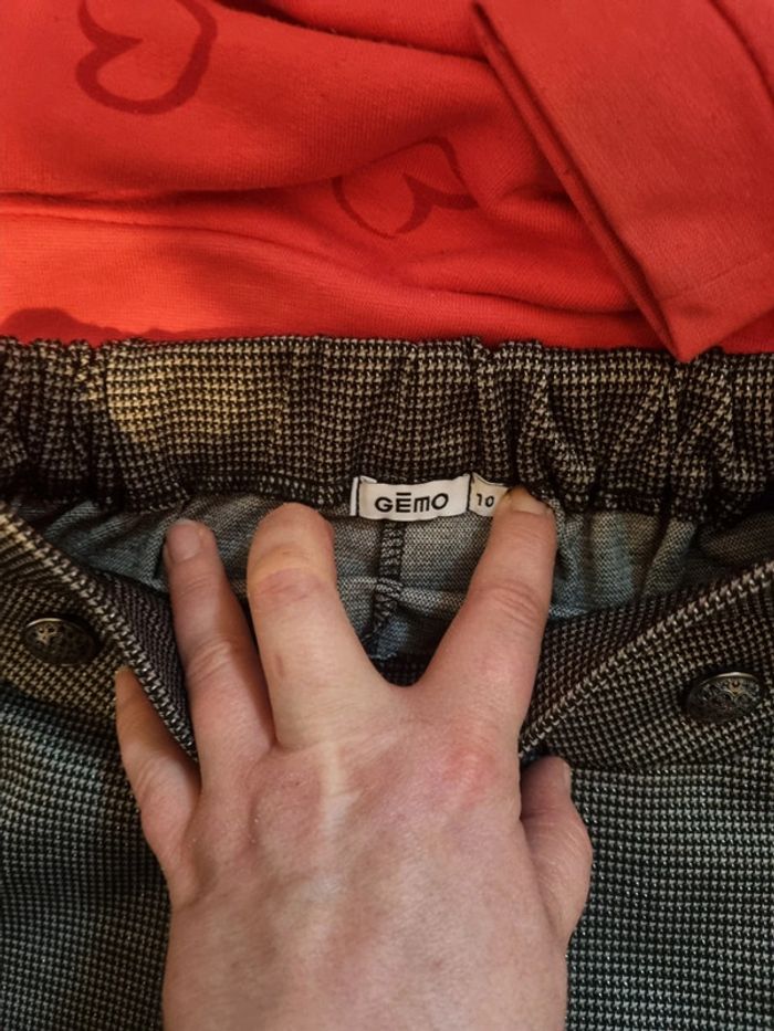 Lot de 2 pulls, 1 jean et un short. Fille. Taille 7/8ans. Tape à l'œil, Gémo. NEUF et en T E - photo numéro 3