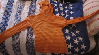 Haut orange a capuche