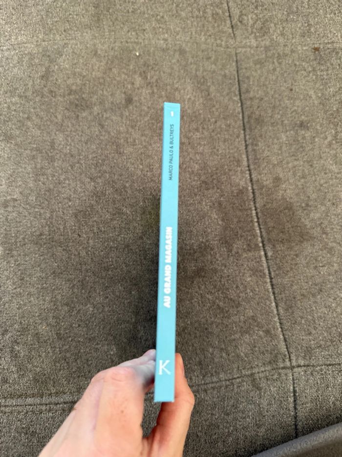 Livre au grand magasin - photo numéro 2