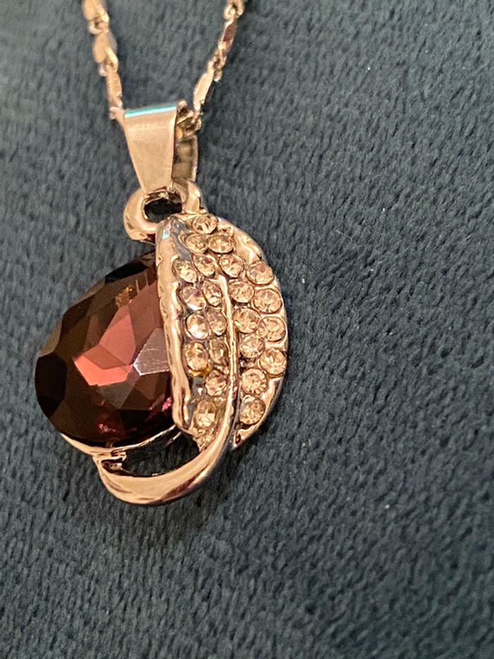 Pendentif et chaîne pierre violette
