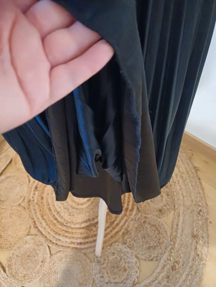 Robe noire mi-longue satinée Lucy Paris taille M 38 - photo numéro 4