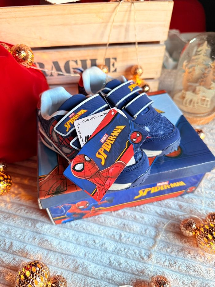 Basket Spiderman lumineuse intense - photo numéro 7