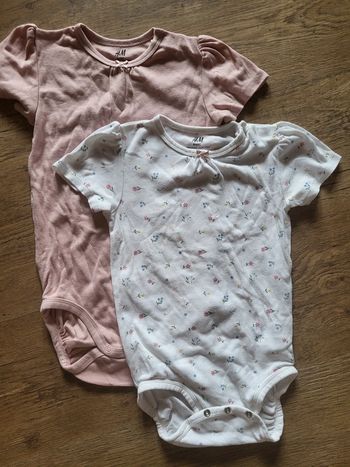 Lot de 2 bodys manches courtes h&m 3ans.