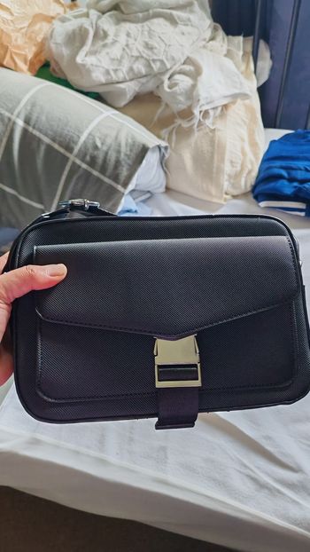 Sac bandoulière noir – Excellent état – Style moderne
