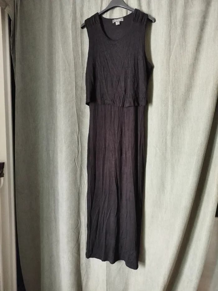 Robe longue noire à manches courtes