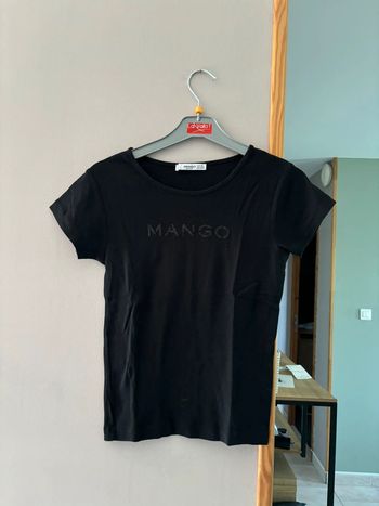 T shirt noir MANGO avec inscription en paillettes