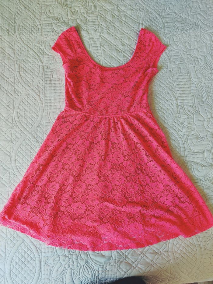 Très originale robe dentelle rose fluo