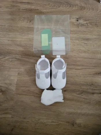 Chaussures blanches bébé