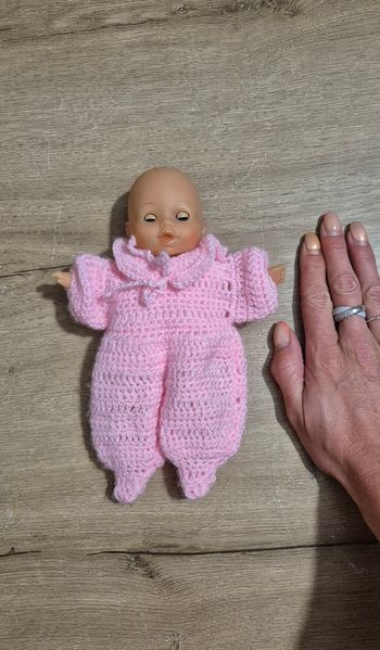Petit poupon avec tenue en laine
