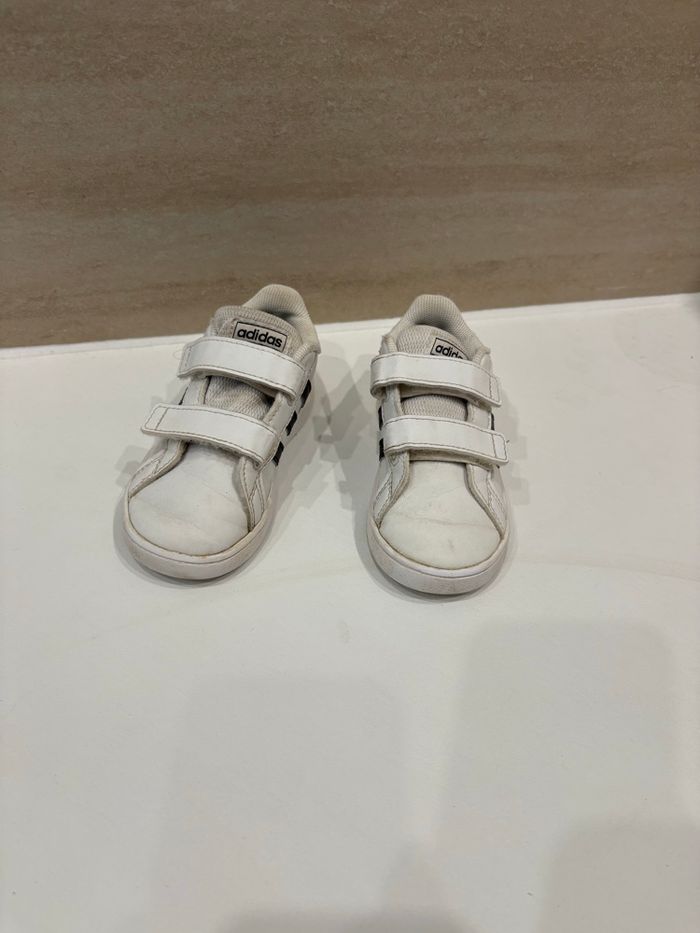 👟 Baskets enfant Adidas blanches à scratch – Très bon état ! - photo numéro 2