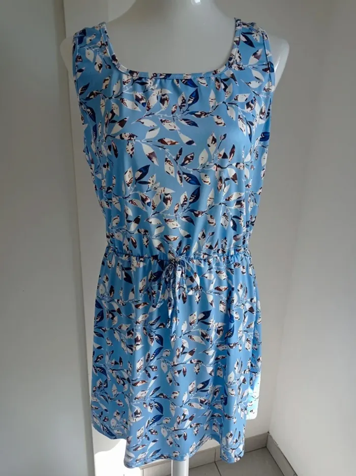 Robe bleue avec feuilles blanches imprimé fantaisie