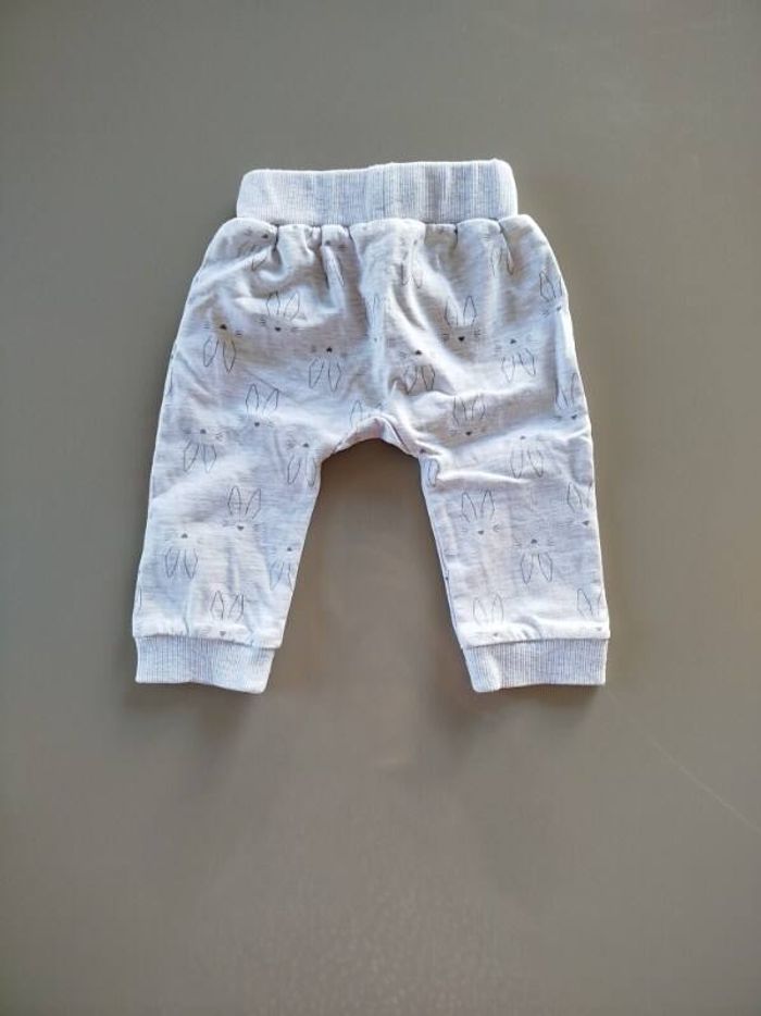 👶 Pantalon gris clair motif lapin – Taille 6 mois (Sucre d’Orge) - photo numéro 2