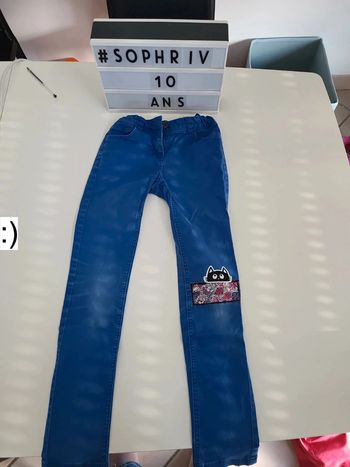 Pantalon bleu réparé au genou 10 ans
