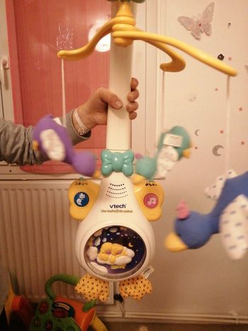 Berceuse musicale tournante et peut enregistrer la voix de la maman c est une super berceuse qui m'a bien aidé à faire dormir ma princesse