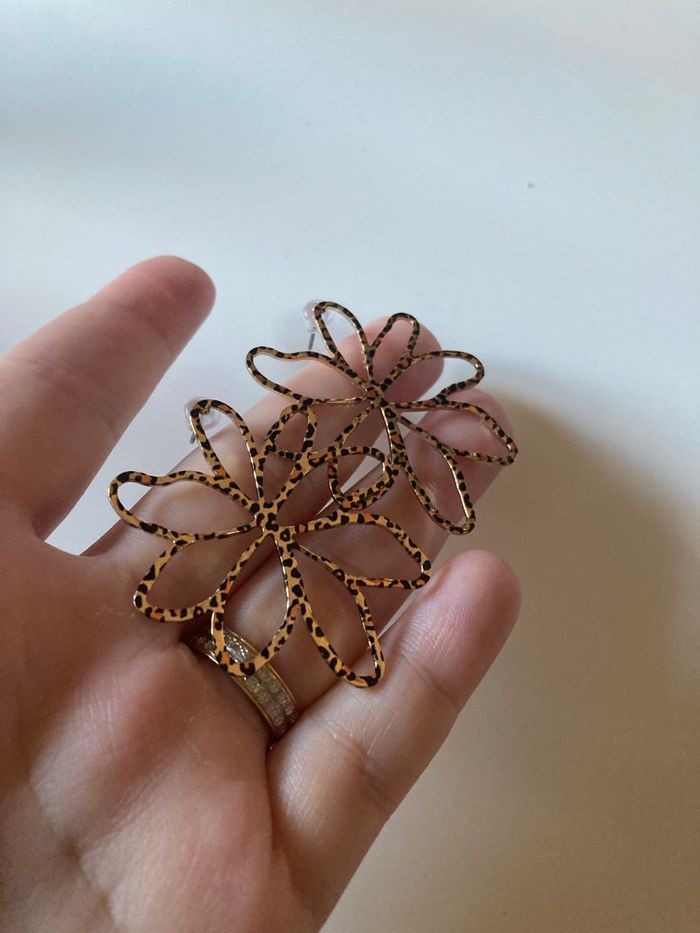 Boucles d’oreilles NEUVES pour femme forme de fleurs couleur doré et noir motifs léopard - photo numéro 4
