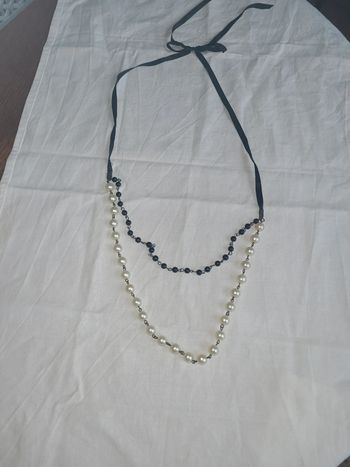 collier de perles blanches et noires